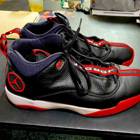 Nike Jordan Basketball Shoes in Black and Red - Picture 1 of 6